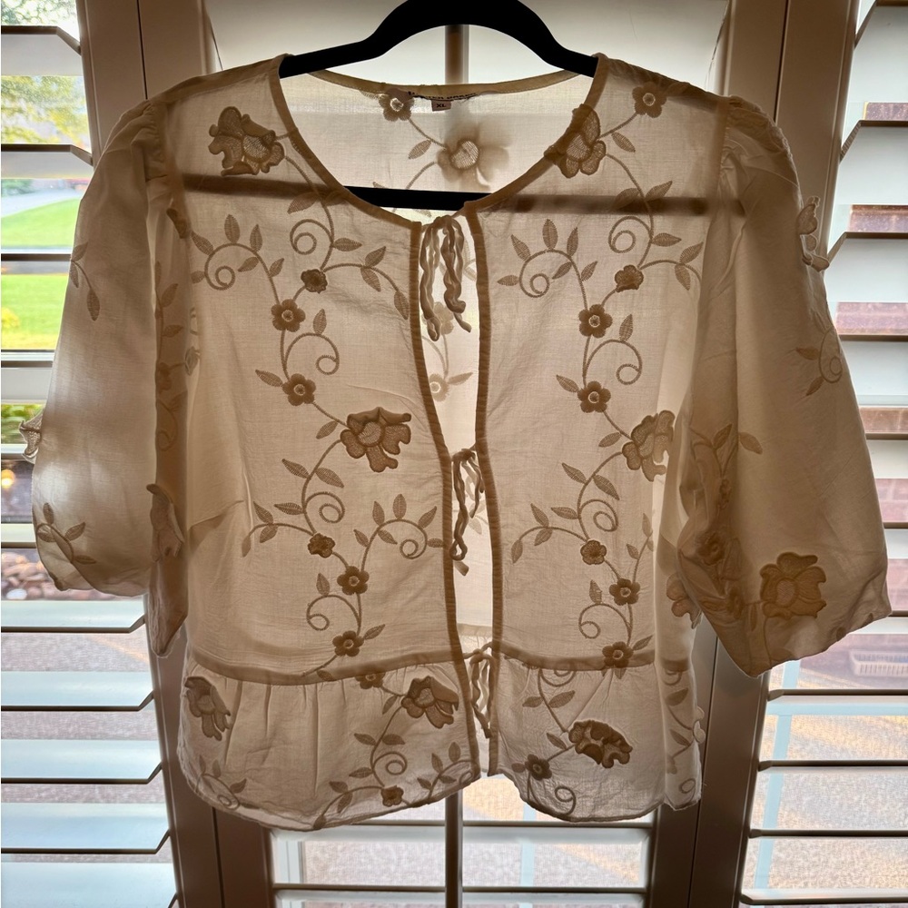 🌺Walter Baker Cream Floral Embroidered Blouse🌺🌺 - Picture 2 of 7